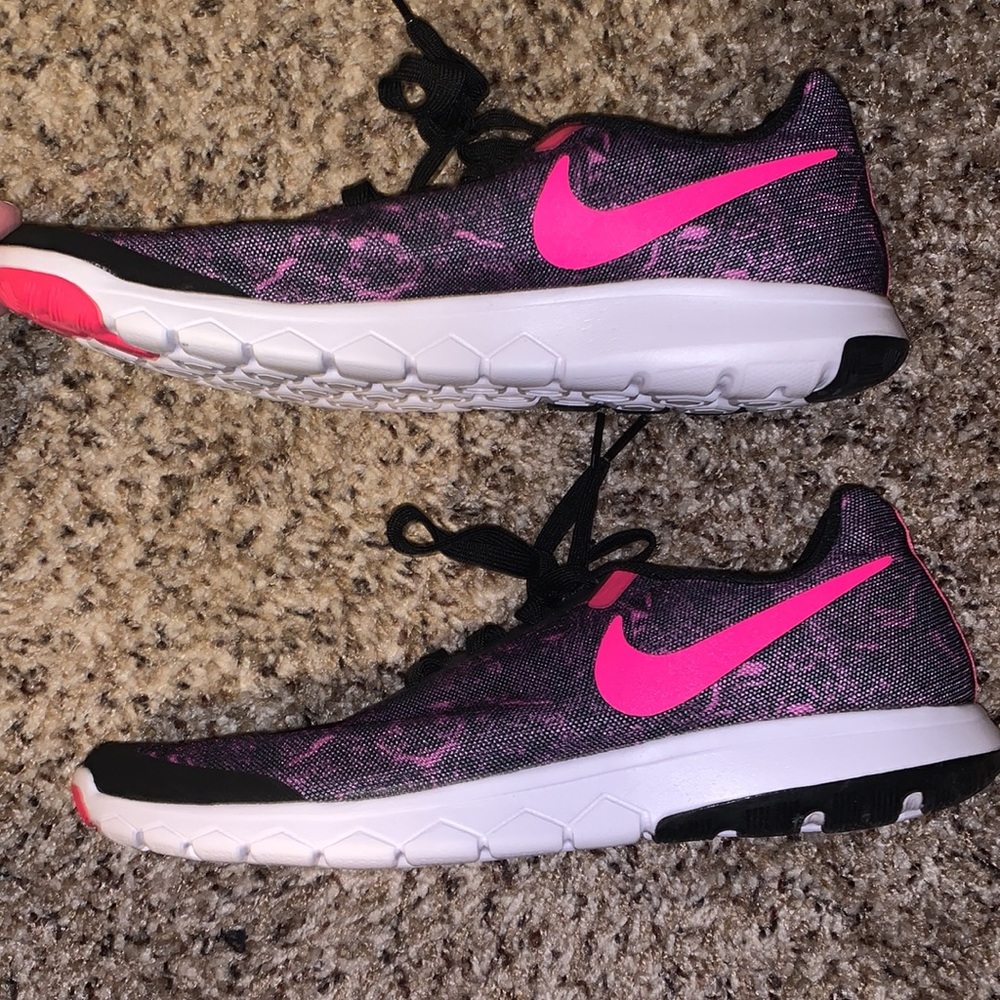 Like new Nike sneakers. - Picture 3 of 5